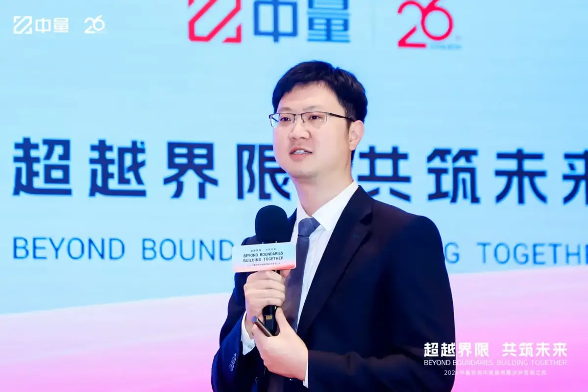 杨旋在年度活动中发言